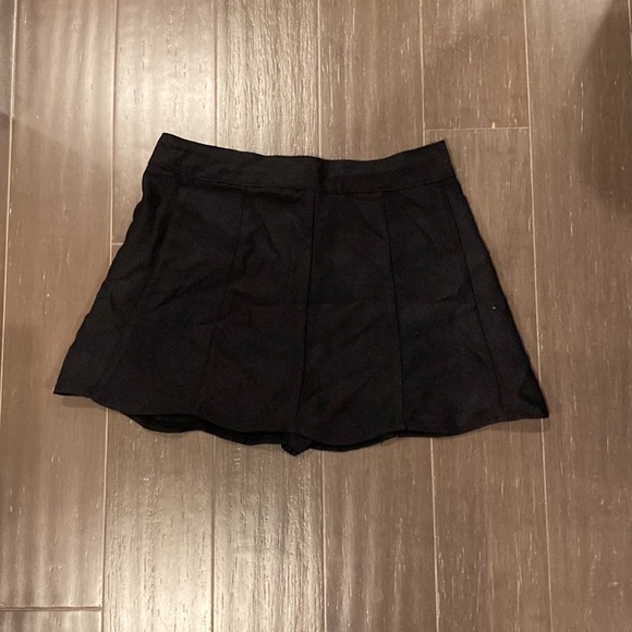 Button up black skirt - Picture 2 of 3
